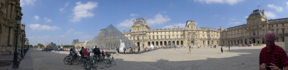 The_Louvre_Pano